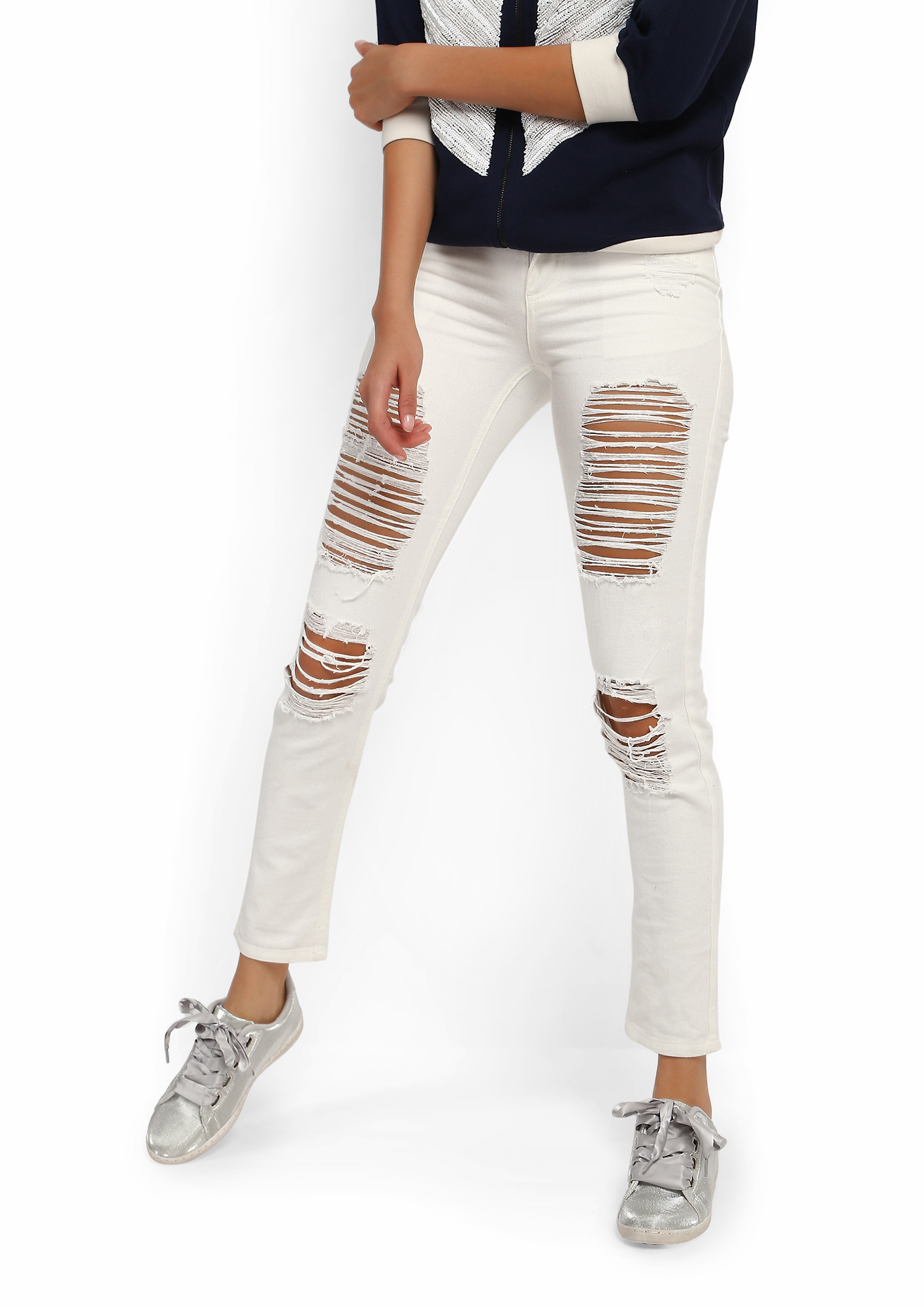 DAMSEL IN DISTRESSED WHITE JEANS