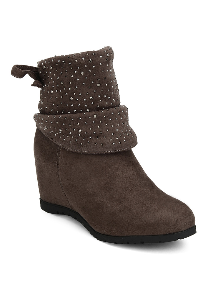 STAR STUDDED BROWN FLAPPY BOOTIES