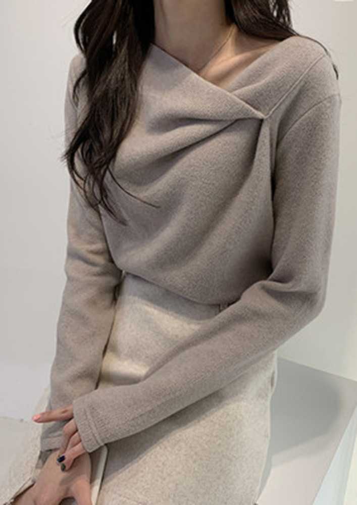 HIDING STYLE IN FOLDS BROWN PULLOVER